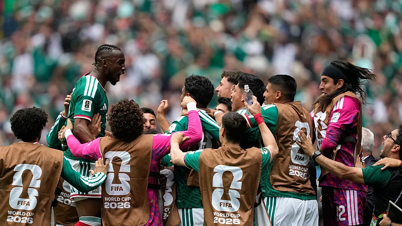 Dünya Kupası açılış maçında ev sahibi Meksika, Güney Afrika’yı 2-0 mağlup etti