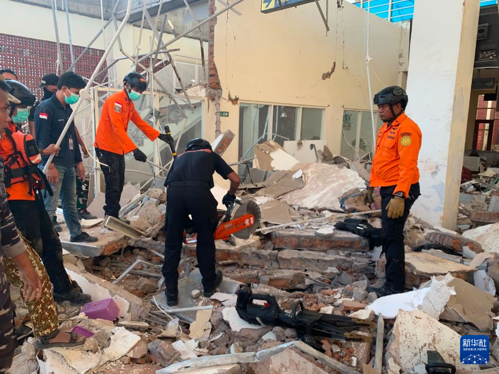 Endonezya'da meydana gelen depremde ölü sayısı 68'e yükseldi