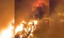 Malezya'da yüzen kasabada çıkan yangın sonucu yaklaşık 1000 ev yok oldu