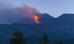 İtalya'da Etna Yanardağı kül ve lav püskürttü