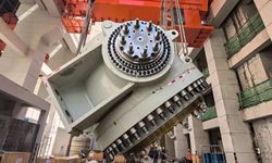 Dünyanın en büyük darbeli hidroelektrik jeneratörü, Çin'de rotor kaldırma işlemini tamamladı