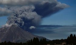 Endonezya'daki Sinabung Yanardağı'ndaki aktivitenin yoğunlaşmasıyla 615 kişi tahliye edildi