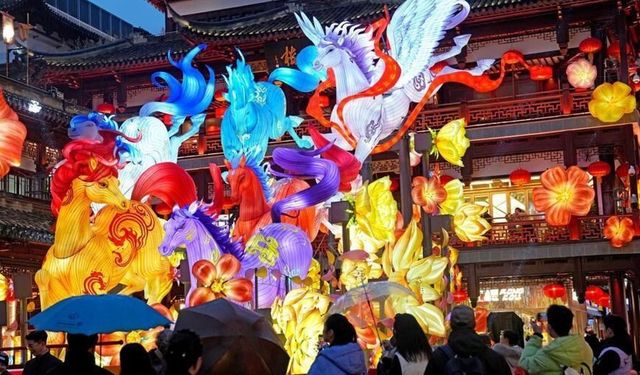 Shanghai'da düzenlenen fener festivali renkli görüntülere sahne oldu