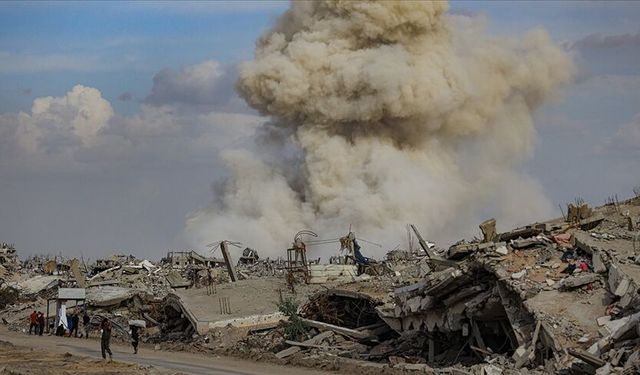 İsrail ordusu Gazze Şeridi'nin çeşitli bölgelerini bombaladı, binaları patlayıcılarla yıktı