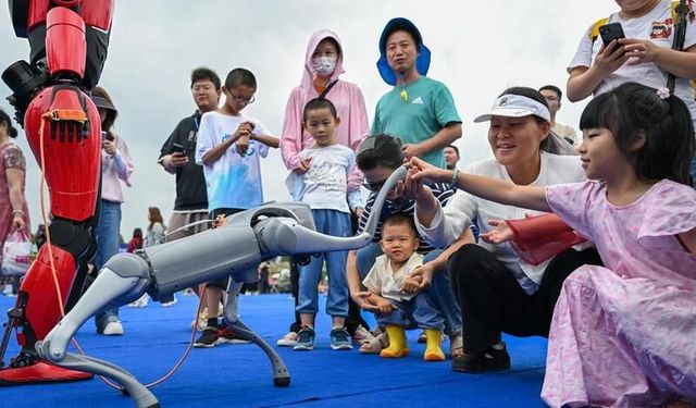 Çin'de düzenlenen Dünya Robot Karnavalı'nda robotlar birbirinden farklı hünerlerini sergiledi