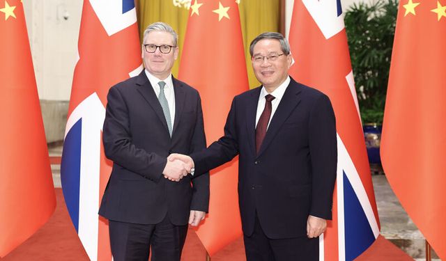 İngiltere'den Çin'e 8 Yıl Sonra Tarihi Ziyaret: Starmer "Diyalog" İçin Pekin'de