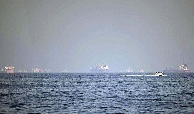 Hürmüz Boğazı çevresinde yaklaşık 1900 gemi mahsur durumda