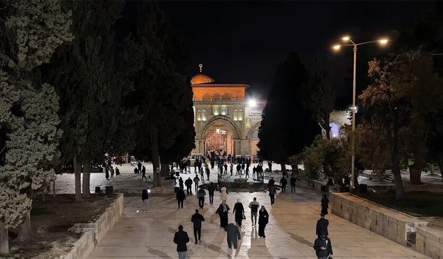 Mescid-i Aksa 41 gün sonra ibadete açıldı