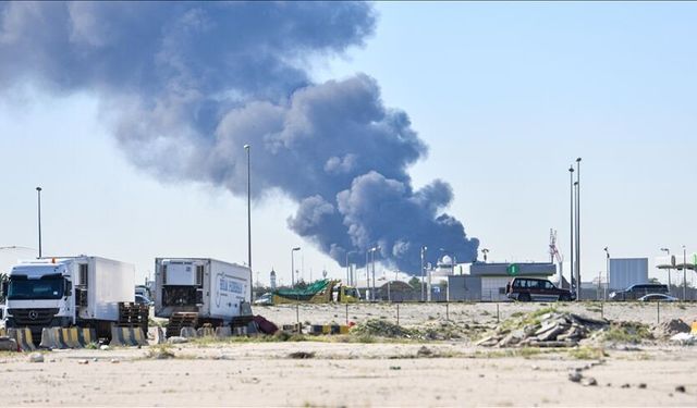 Kuveyt'teki bir petrol rafinerisinde İHA saldırısı sonucu yangın çıktı