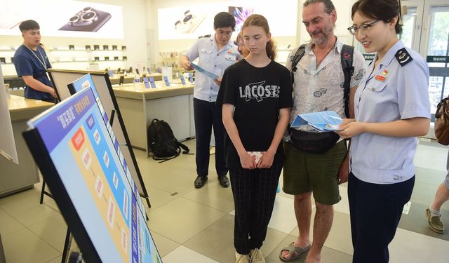 Çin, yabancı turistlerin alışverişini kolaylaştıracak yeni düzenlemeleri duyurdu