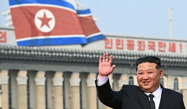 Kuzey Kore lideri Kim, yeni nesil obüs taşıyıcısını inceledi