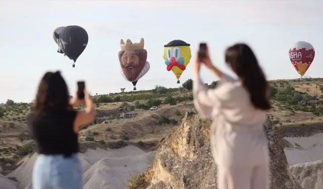 Kapadokya Balon Festivali, 30 figürlü balonun gösteri uçuşuyla başladı
