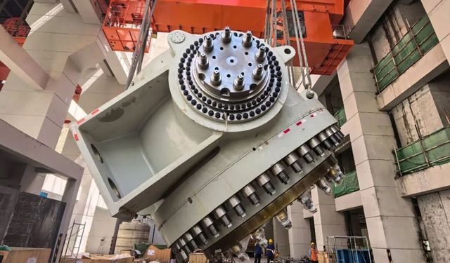 Dünyanın en büyük darbeli hidroelektrik jeneratörü, Çin'de rotor kaldırma işlemini tamamladı
