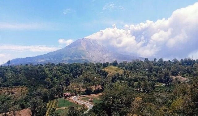 Endonezya'nın Sinabung Dağı patladı
