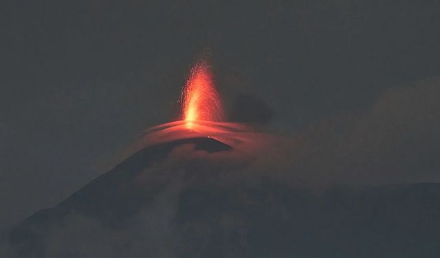 Guatemala, Fuego yanardağının patlaması nedeniyle turuncu alarm ilan etti