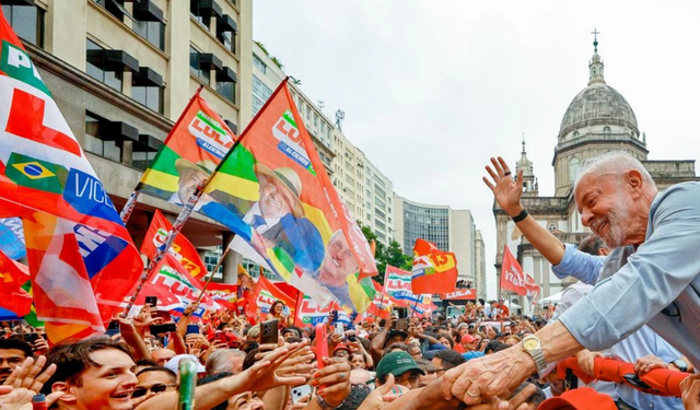 Brezilya'da seçim ateşi: Lula da Silva ve Bolsonaro ailesi sandıkta karşı karşıya