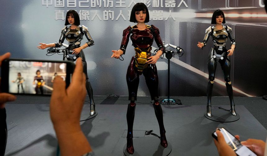 Çin'den "Fiziksel Yapay Zeka" Devrimi:İnsansı Robotlar Fabrikalardan Sokağa İniyor