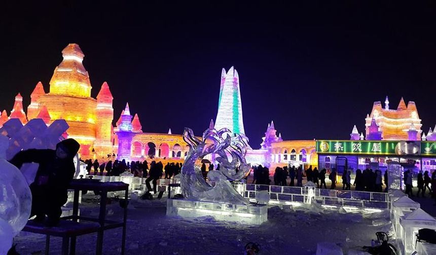 Çin'in Harbin Kar ve Buz Dünyası'nda sergilenen buzdan heykeller yoğun ilgi görüyor