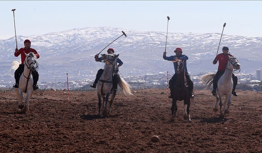 Geçmişi yüzyıllar öncesine dayanan atlı spor geleneği "çevgan" Sivas'ta yaşatılıyor