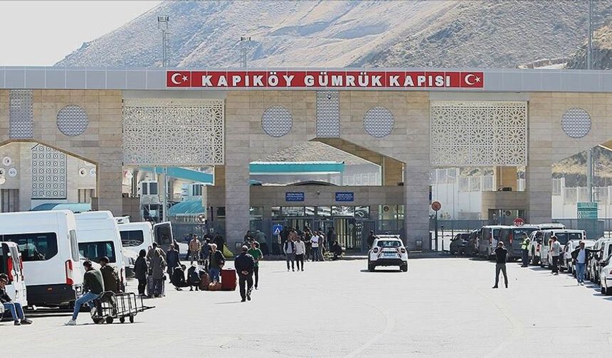 Türkiye-İran sınırındaki gümrük kapılarında günübirlik yolcu geçişleri durduruldu