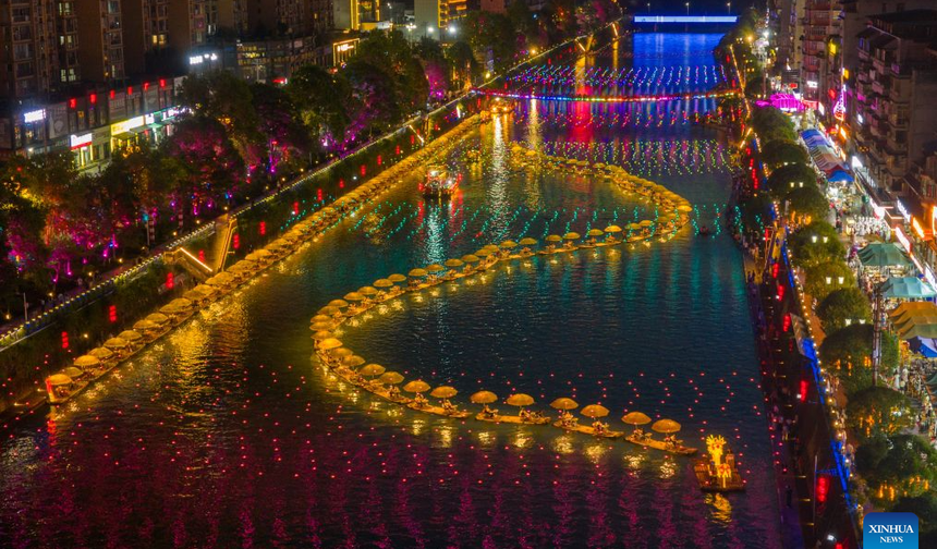 Çin'in Hubei eyaletindeki Xuan'en ilçesinde yaz turizmi patlama yaşıyor