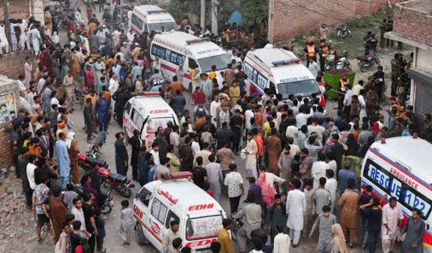 Pakistan'da okulun çatısı çöktü: 28 kişi hayatını kaybetti
